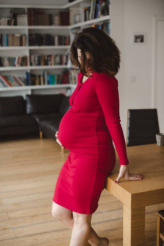 Sukienka ciążowa i do karmienia z dzianiny w prążek Tummy Milk&Love karminowy