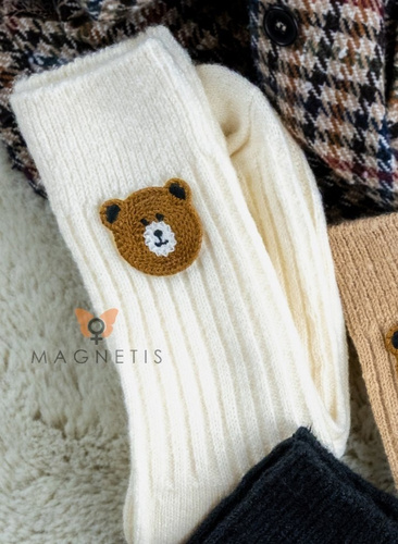  YN5031 Buźka miś Ciepłe skarpety damskie Magnetis ecru– prążkowane z haftem 