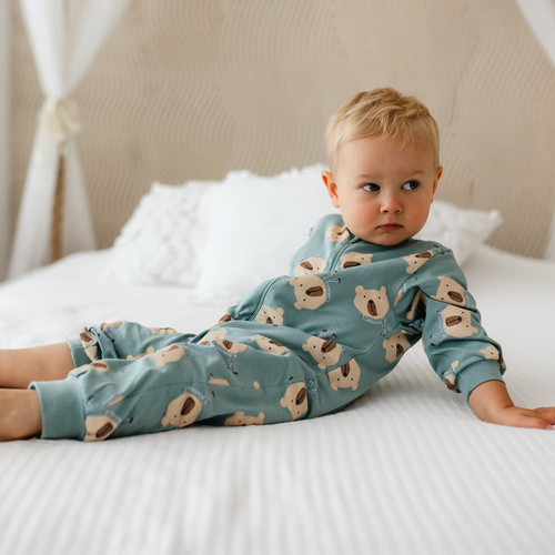 Bawełniany pajacyk niemowlęcy Eevi Beary Cool – szałwiowy, bez stópek