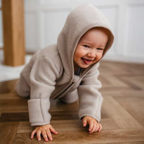 Beżowy kombinezon dziecięcy Eevi z polaru merino – komfort i ciepło