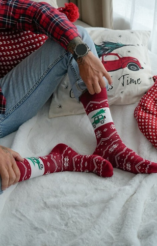 1290-030 Skarpety męskie świąteczne Milena bordowy 01 – Samochód z Choinką, bawełniane