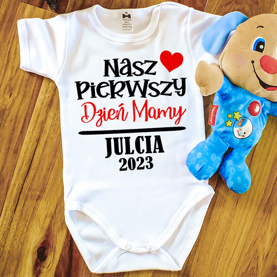 Body krótki rękaw "Nasz pierwszy dzień mamy z imieniem" Moocha biały