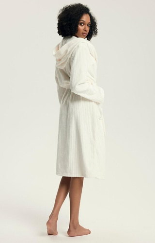 Szlafrok damski 43600 Dionne Henderson cream – ciepły, za kolano, z kieszeniami