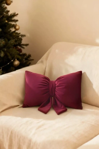 Bordowa poduszka świąteczna Kokarda – welurowa dekoracja od Spod Igły i Nitki, Oeko-Tex