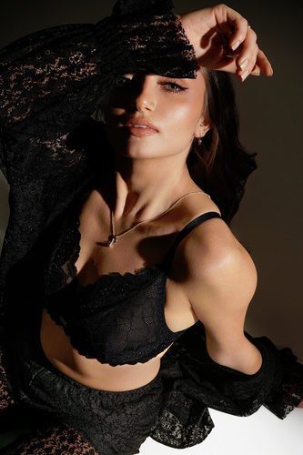 Ava Soft 2253 Maxi – Czarny Koronkowy Biustonosz Bez Fiszbiny z Wzmocnieniem | Komfort dla Pełniejszego Biustu