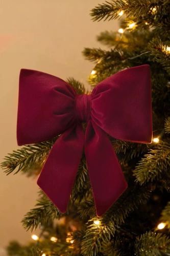 Bordowa poduszka świąteczna Kokarda – welurowa dekoracja od Spod Igły i Nitki, Oeko-Tex