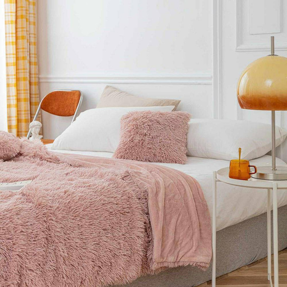 Koc narzuta włochacz futrzak fotelówka Yeti Spod Igły i Nitki pudrowy