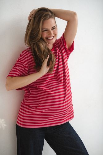 T-shirt do karmienia i ciąży Mamahood oversize z krytymi zamkami OEKO-TEX Milk&Love czerwono-różowe paski