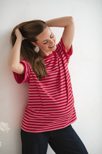 T-shirt do karmienia i ciąży Mamahood oversize z krytymi zamkami OEKO-TEX Milk&Love czerwono-różowe paski