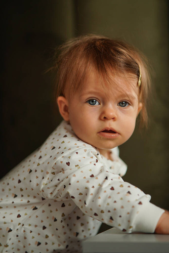 Pajacyk niemowlęcy dresowy "Hearts Brown" Makoma 