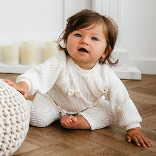 Fluffy Tails Sweterek dla dziewczynki Eevi– ecru, z kokardkami i ściągaczami