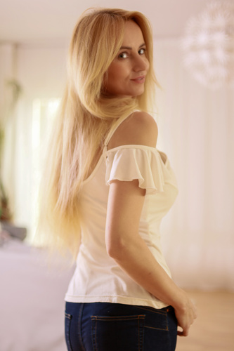 Vera Mirale – bluzka z falbaną i odkrytymi ramionami, wiskoza z elastanem, polska jakość