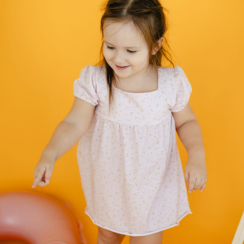 Sukienka z krótkim rękawem Meadow Eevi - różowy