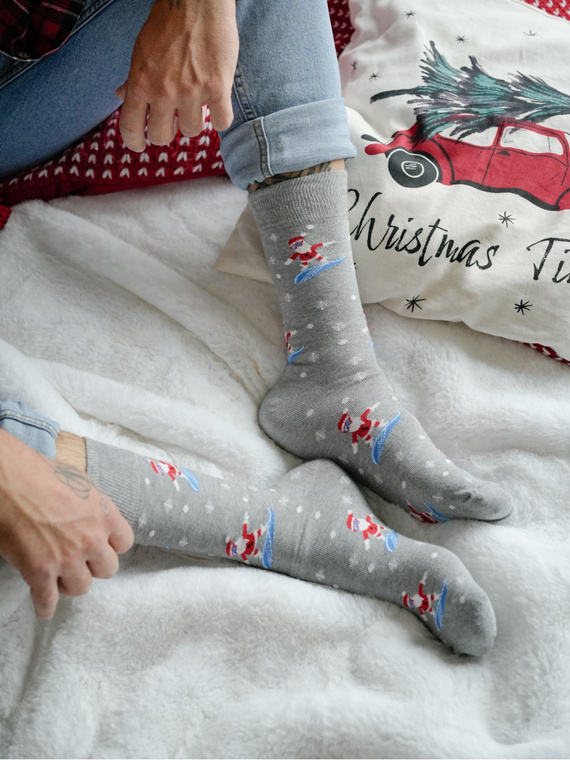 Świąteczne skarpety męskie Milena 1290-032 – Snowboardowy Mikołaj, melanż jasny