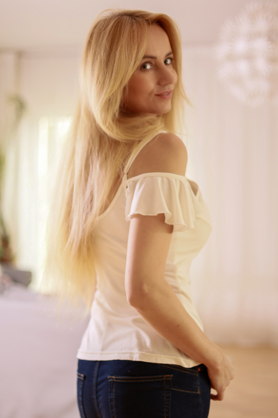 Vera Mirale – bluzka z falbaną i odkrytymi ramionami, wiskoza z elastanem, polska jakość