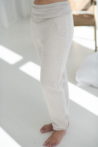 Motherhood Milk&Love latte melange– spodnie ciążowe dresowe z elastycznym pasem, gruba dzianina, bawełna z poliestrem