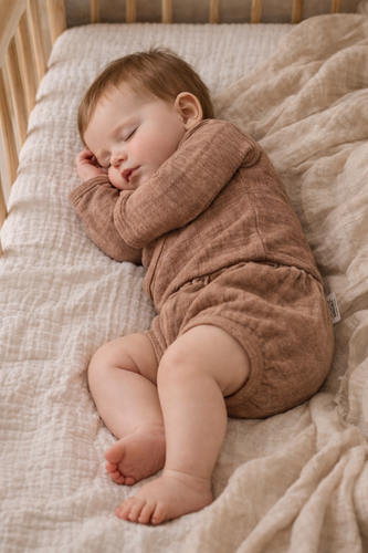 Body muślinowe Just Muslin Makoma latte– kopertowe, długi rękaw, naturalna bawełna