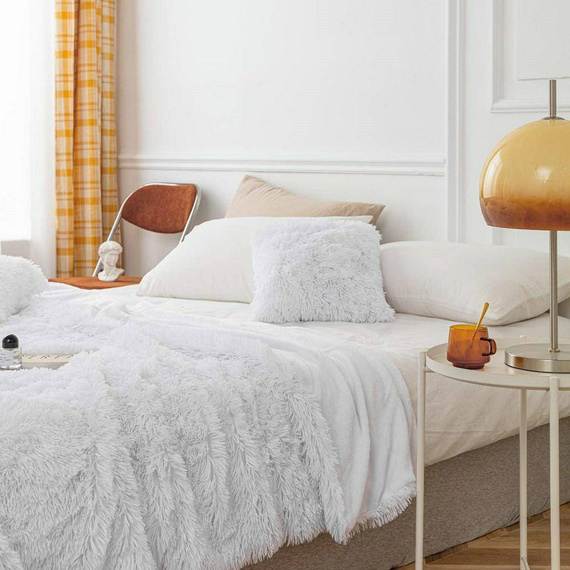 Koc narzuta włochacz futrzak fotelówka Yeti Spod Igły i Nitki pudrowy