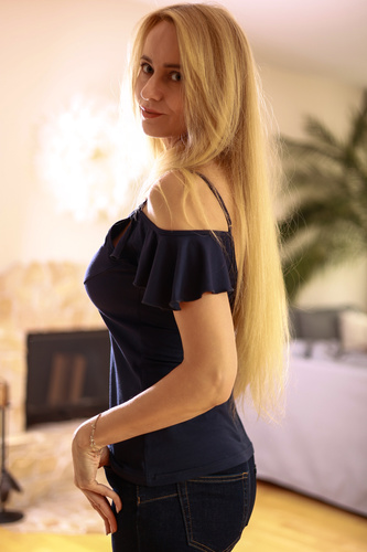 Vera Mirale – bluzka z falbaną i odkrytymi ramionami, wiskoza z elastanem, polska jakość