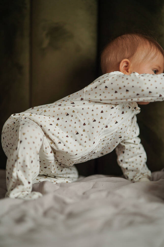 Pajacyk niemowlęcy dresowy "Hearts Brown" Makoma