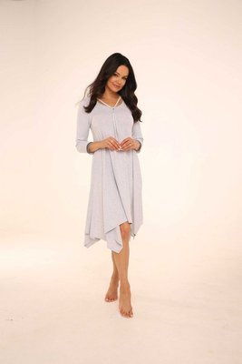 Sukienka do spania De Lafense Nice 439 – asymetryczny dół i ozdobny dekolt