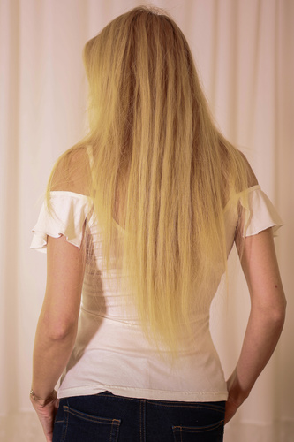 Vera Mirale – bluzka z falbaną i odkrytymi ramionami, wiskoza z elastanem, polska jakość