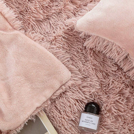 Koc narzuta włochacz futrzak fotelówka Yeti Spod Igły i Nitki pudrowy