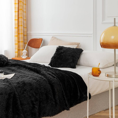 Koc narzuta włochacz futrzak fotelówka Yeti Spod Igły i Nitki pudrowy 