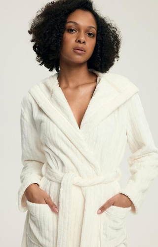 Szlafrok damski 43600 Dionne Henderson cream – ciepły, za kolano, z kieszeniami