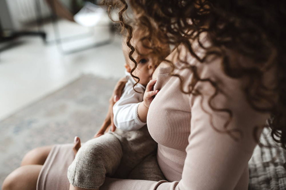 Sukienka ciążowa i do karmienia z dzianiny w prążek Tummy Milk&Love beżowy