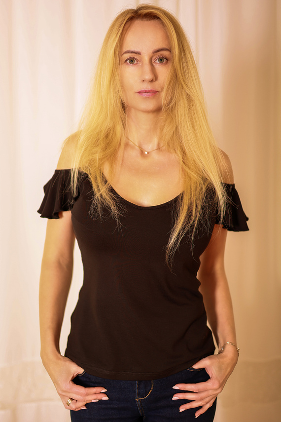 Vera Mirale – bluzka z falbaną i odkrytymi ramionami, wiskoza z elastanem, polska jakość