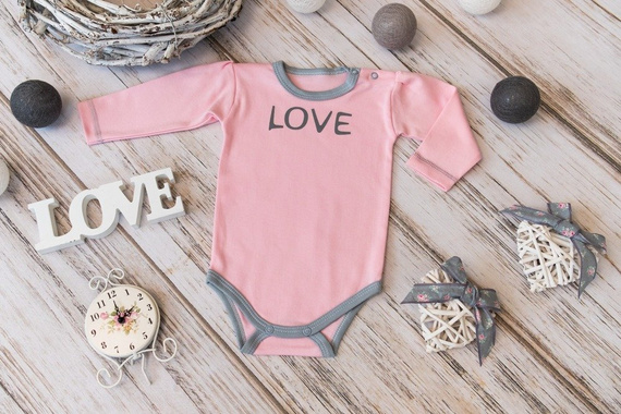 "Love" Body z długim rękawem Terjan - różowy