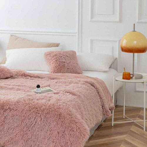 Koc narzuta włochacz futrzak fotelówka Yeti Spod Igły i Nitki pudrowy 