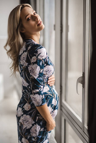 Sukienka ciążowa i do karmienia Grow with me Milk&Love granatowa w piwonie
