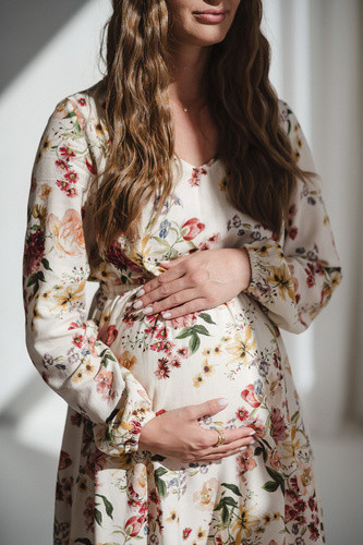 Sukienka ciążowa i do karmienia Lovely Dress Midi Milk&Love kremowa w kwiaty– naturalna tkanina z lnem, elegancka midi z zamkami do karmienia