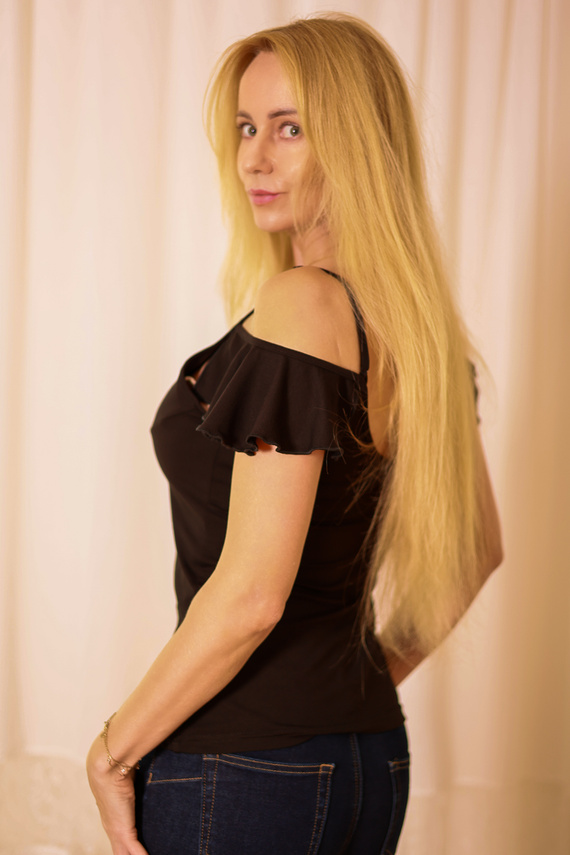 Vera Mirale – bluzka z falbaną i odkrytymi ramionami, wiskoza z elastanem, polska jakość