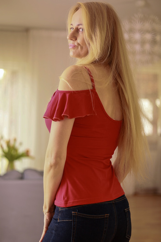 Vera Mirale – bluzka z falbaną i odkrytymi ramionami, wiskoza z elastanem, polska jakość