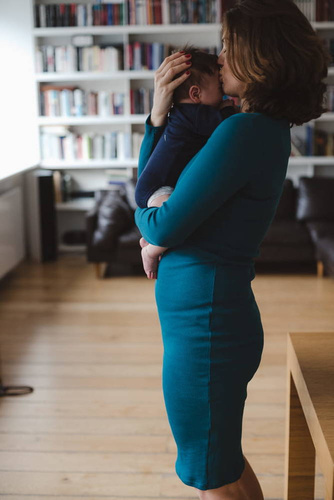 Sukienka ciążowa i do karmienia z dzianiny w prążek Tummy Milk&Love szmaragdowy