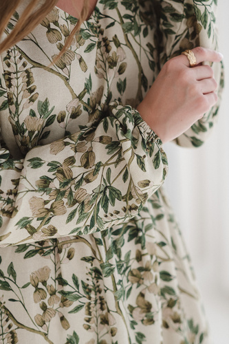 Sukienka ciążowa i do karmienia Lovely Dress Midi Milk&Love w zielone kwiaty– naturalna tkanina z lnem, elegancka midi z zamkami do karmienia