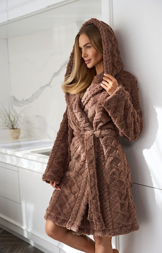 Krótki szlafrok damski L&L 2401 Geo z kapturem i kieszeniami- czekoladowy