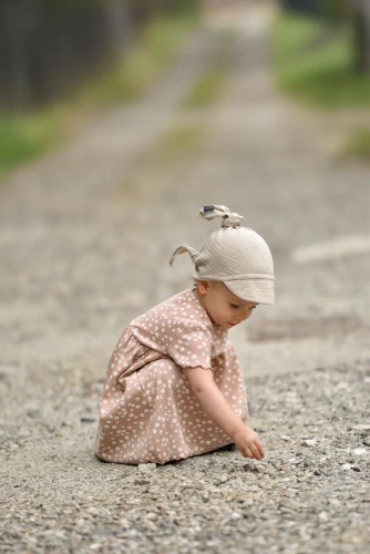 Chustka z daszkiem wiązana Cotton Muślin Makaszka- almondine