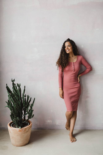 Sukienka ciążowa i do karmienia z dzianiny w prążek Tummy Milk&Love dusty cedar