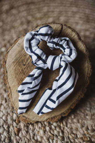 Gumka do włosów ze wstążką Scrunchie Milk&Love paski biały-granat