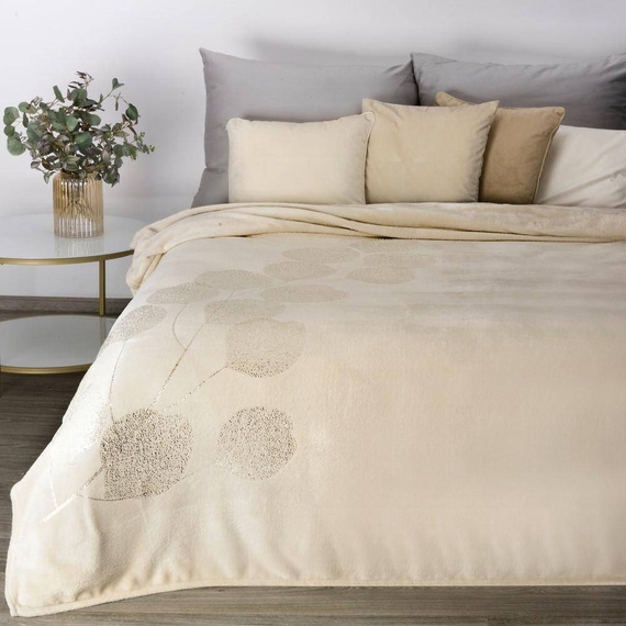 Koc narzuta z mikrofibry z błyszczącym nadrukiem liści Ginko 2 Eurofirany miodowy