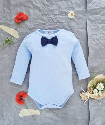 Body z muszką 041G Little Gentleman Marija - błękitny