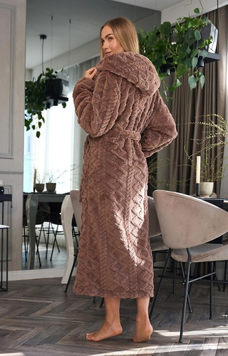 Długi szlafrok damski z kapturem L&L 2402 Geo – ciepły, miękki, z kieszeniami- czekoladowy