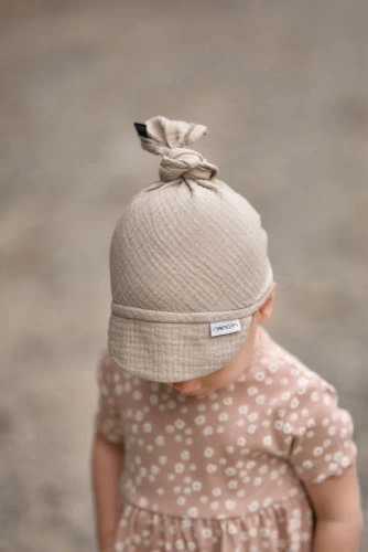 Chustka z daszkiem wiązana Cotton Muślin Makaszka- almondine