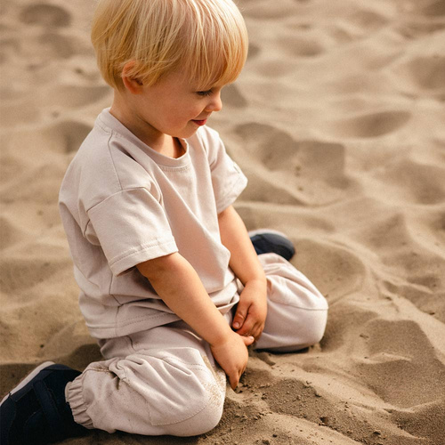 Eevi Simply Comfy beżowe  – bawełniane spodnie dziecięce z kieszeniami i elastycznym pasem