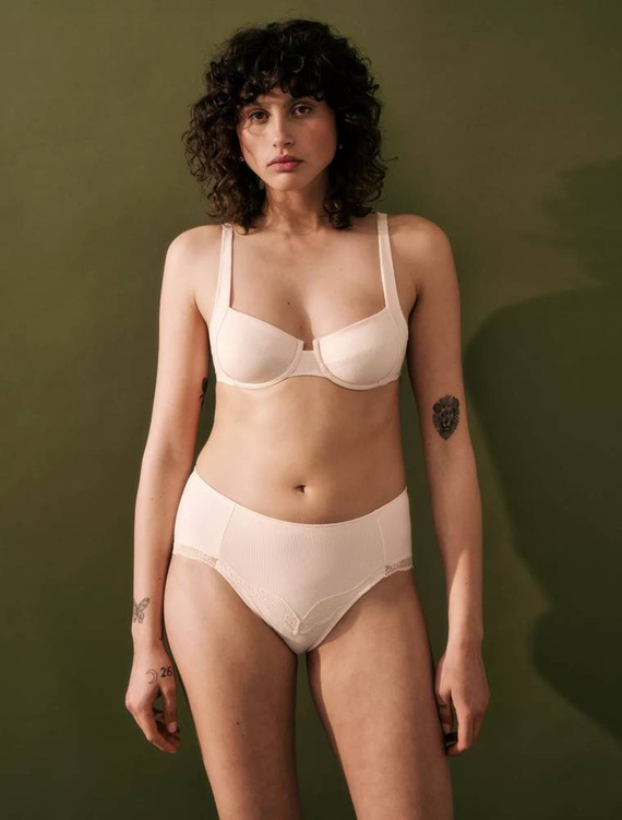 Biustonosz miękki Natural Spotlight W Triumph- fresh powder