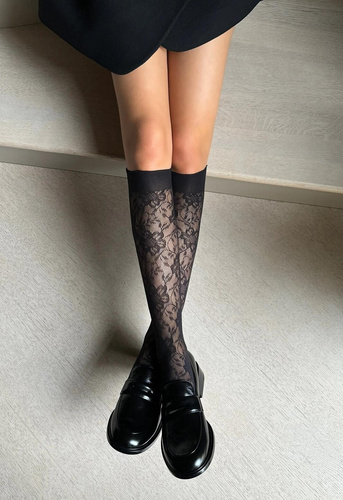 Ażurowe podkolanówki, które dodają stylu i lekkości. Komfortowy ściągacz i kobiecy wzór – idealne na co dzień.
